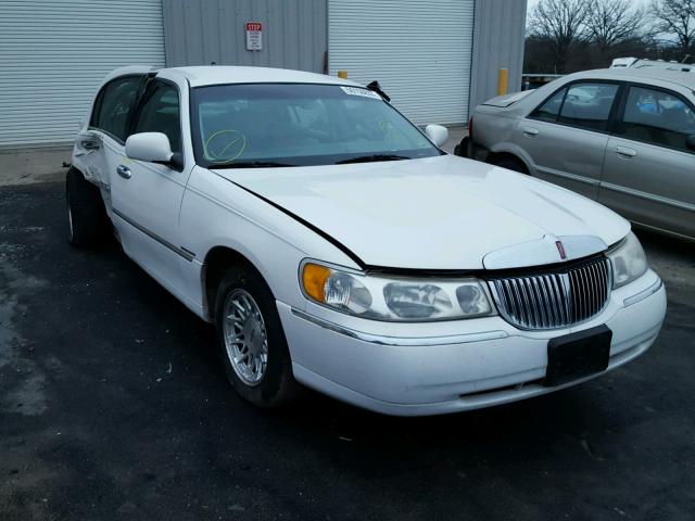 1LNFM82W0WY720323 - 1998 LINCOLN TOWN CAR S WHITE photo 1