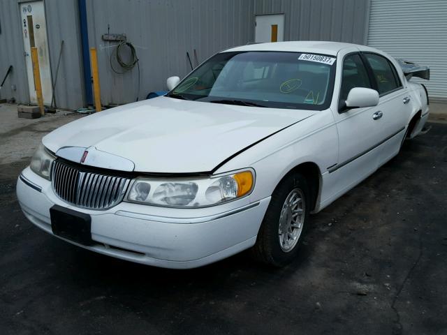 1LNFM82W0WY720323 - 1998 LINCOLN TOWN CAR S WHITE photo 2