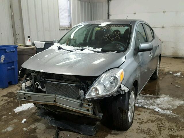 3N1CN7AP4DL884698 - 2013 NISSAN VERSA S SILVER photo 2