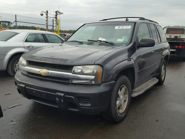 1GNDT13S762263621 - 2006 CHEVROLET TRAILBLAZE GRAY photo 2