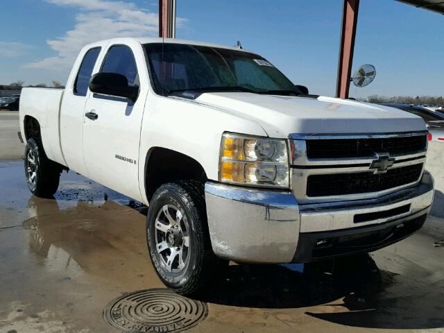 1GCHC29K28E116910 - 2008 CHEVROLET SILVERADO WHITE photo 1