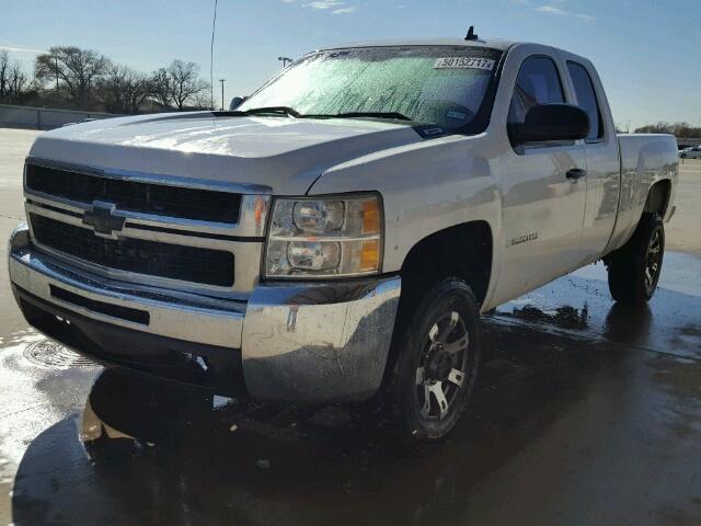 1GCHC29K28E116910 - 2008 CHEVROLET SILVERADO WHITE photo 2