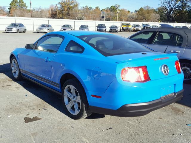 1ZVBP8AN6A5142819 - 2010 FORD MUSTANG BLUE photo 3