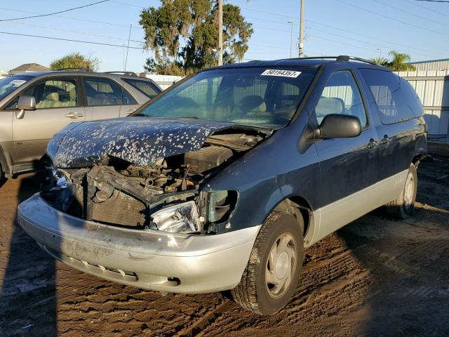 4T3ZF13C5WU047661 - 1998 TOYOTA SIENNA LE GREEN photo 2