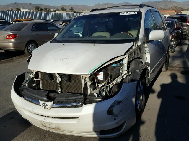 5TDZA22C55S247302 - 2005 TOYOTA SIENNA XLE WHITE photo 2