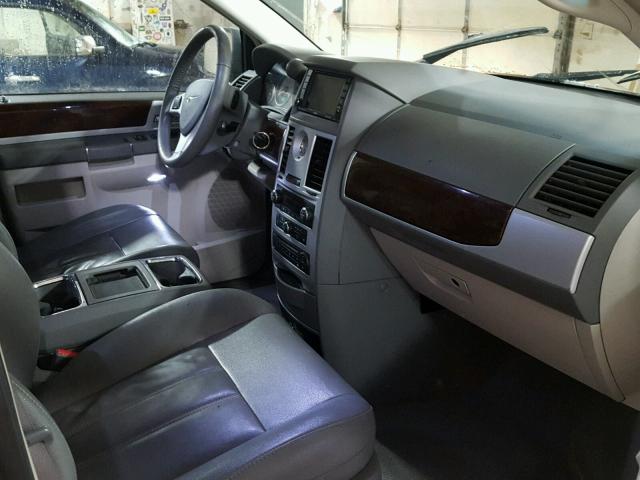 2A4RR5D19AR114979 - 2010 CHRYSLER TOWN & COU GRAY photo 5