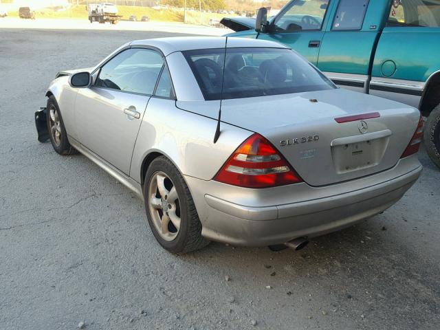 WDBKK65F12F242930 - 2002 MERCEDES-BENZ SLK 320 SILVER photo 3