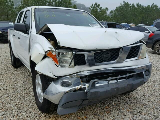 1N6AD07U86C475207 - 2006 NISSAN FRONTIER C WHITE photo 1