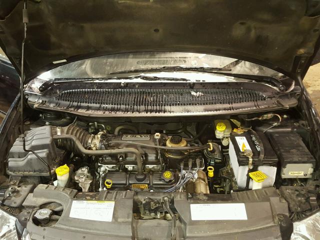 2C4GP74L74R576204 - 2004 CHRYSLER TOWN & COU BLACK photo 8