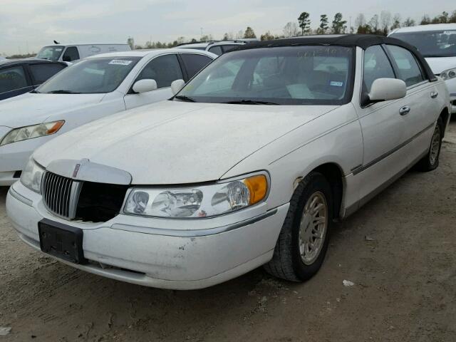 1LNHM82W9XY619467 - 1999 LINCOLN TOWN CAR S WHITE photo 2