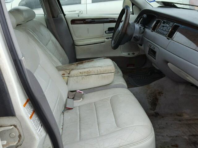 1LNHM82W9XY619467 - 1999 LINCOLN TOWN CAR S WHITE photo 5