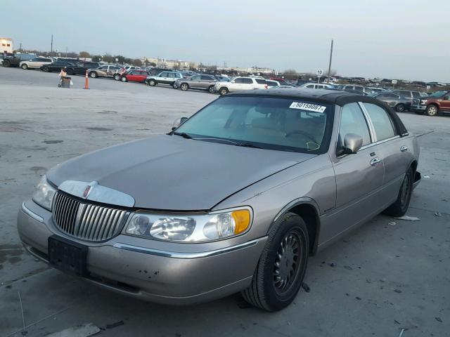 1LNHM82W71Y640762 - 2001 LINCOLN TOWN CAR S BROWN photo 2