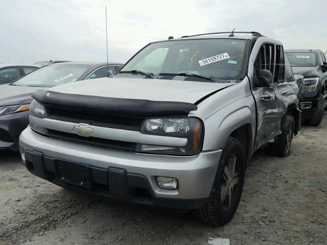 1GNDS13S852305750 - 2005 CHEVROLET TRAILBLAZE GRAY photo 2