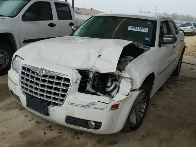 2C3CA5CV8AH159199 - 2010 CHRYSLER 300 TOURIN WHITE photo 2