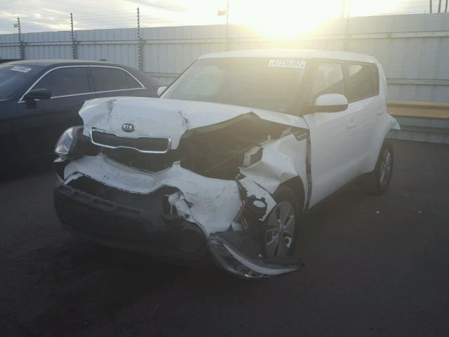 KNDJN2A23F7179703 - 2015 KIA SOUL WHITE photo 2