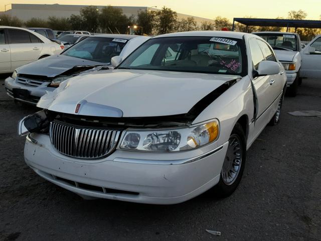 1LNHM82W8XY625390 - 1999 LINCOLN TOWN CAR S WHITE photo 2