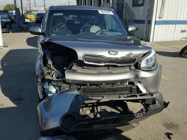 KNDJN2A2XF7162557 - 2015 KIA SOUL GRAY photo 9