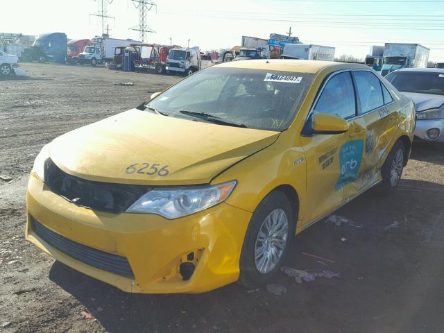 4T1BD1FK6EU127214 - 2014 TOYOTA CAMRY HYBR YELLOW photo 2