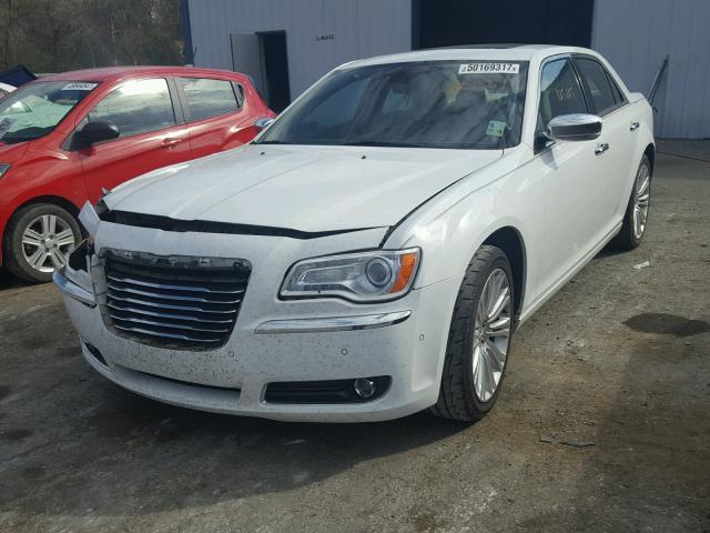 2C3CA6CT4BH585557 - 2011 CHRYSLER 300C WHITE photo 2