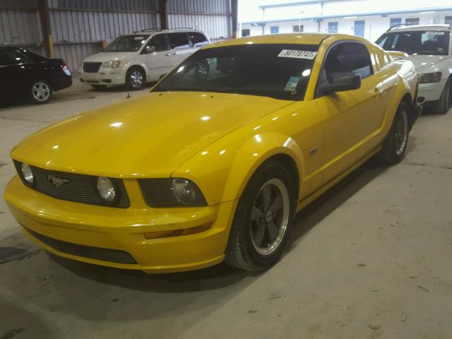 1ZVHT82H655210007 - 2005 FORD MUSTANG GT YELLOW photo 2