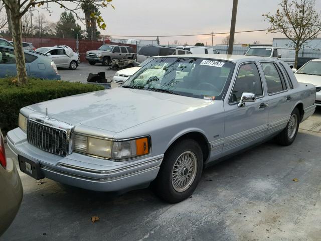 1LNLM81W6PY737066 - 1993 LINCOLN TOWN CAR E SILVER photo 2