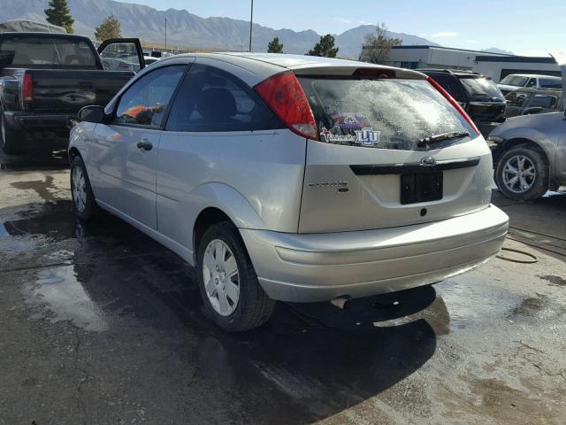 1FAHP31N47W157585 - 2007 FORD FOCUS ZX3 SILVER photo 3