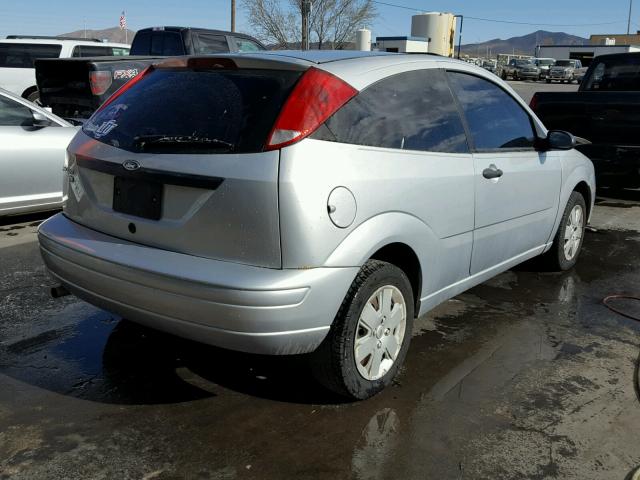 1FAHP31N47W157585 - 2007 FORD FOCUS ZX3 SILVER photo 4