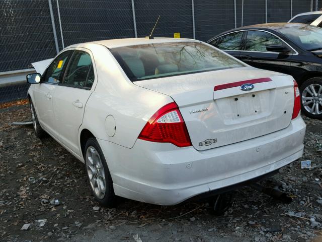 3FAHP0HA0BR166975 - 2011 FORD FUSION SE WHITE photo 3