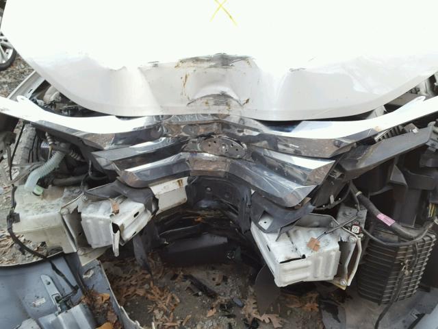 3FAHP0HA0BR166975 - 2011 FORD FUSION SE WHITE photo 7