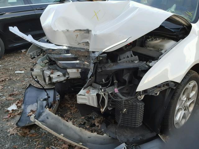 3FAHP0HA0BR166975 - 2011 FORD FUSION SE WHITE photo 9