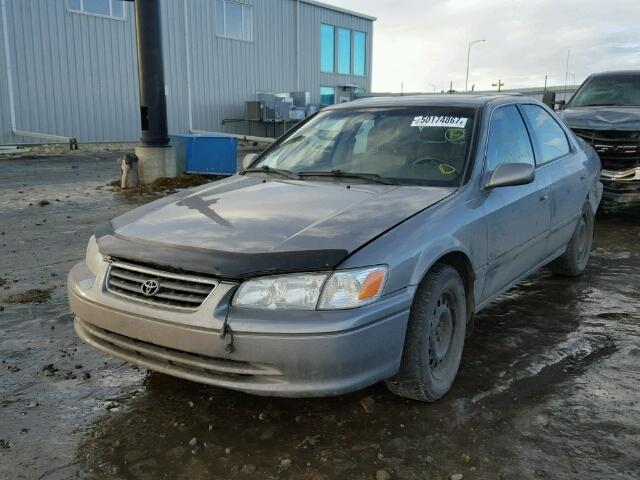 JT2BG22K610587006 - 2001 TOYOTA CAMRY CE GRAY photo 2