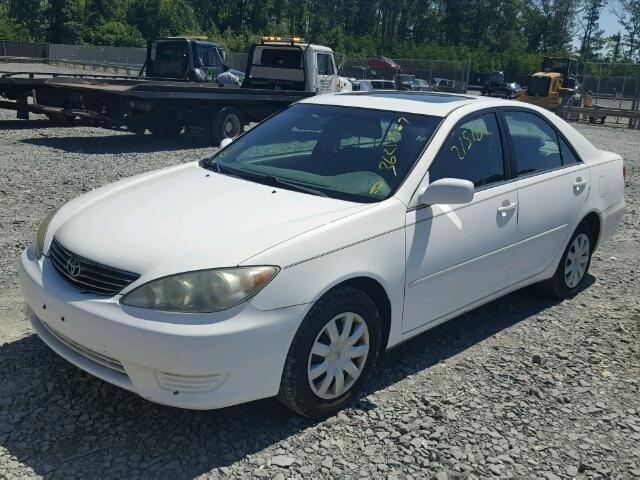 4T1BE30K85U021171 - 2005 TOYOTA CAMRY LE WHITE photo 2