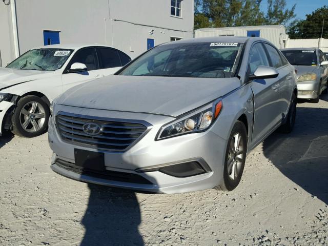 5NPE24AF5GH406427 - 2016 HYUNDAI SONATA SE SILVER photo 2