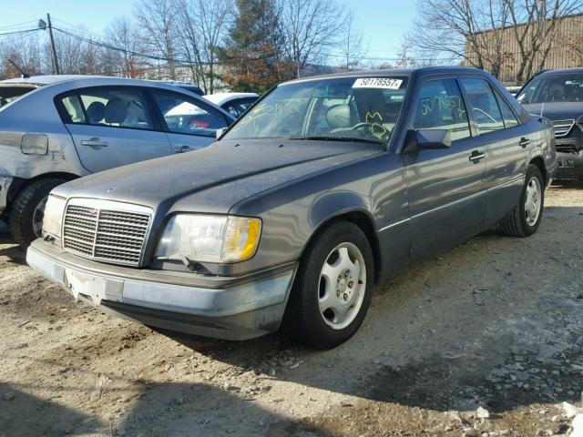 WDBEA32E4SC238446 - 1995 MERCEDES-BENZ E 320 BASE GRAY photo 2