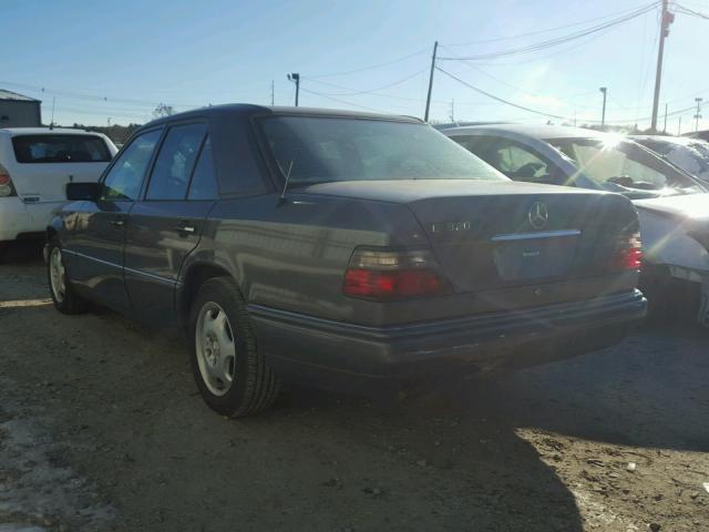 WDBEA32E4SC238446 - 1995 MERCEDES-BENZ E 320 BASE GRAY photo 3