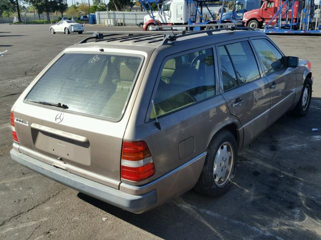 WDBEA90D6NF188648 - 1992 MERCEDES-BENZ 300 TE SILVER photo 4