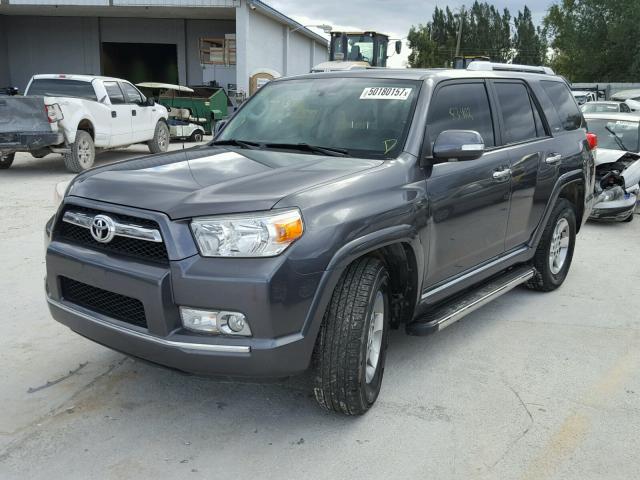 JTEZU5JR2D5062283 - 2013 TOYOTA 4RUNNER SR GRAY photo 2