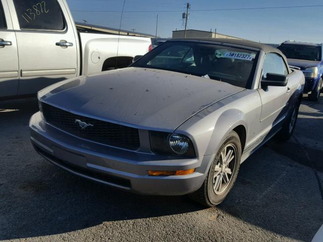 1ZVFT84NX75353815 - 2007 FORD MUSTANG GRAY photo 2