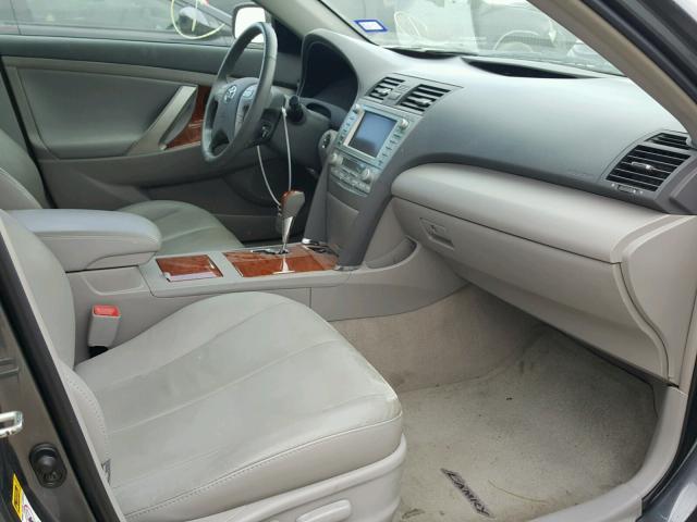 4T1BK46KX8U070480 - 2008 TOYOTA CAMRY LE ნაცრისფერი ფოტო 5