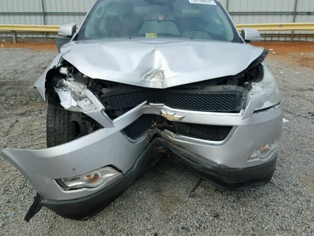 1GNKVGED2BJ396239 - 2011 CHEVROLET TRAVERSE L SILVER photo 9