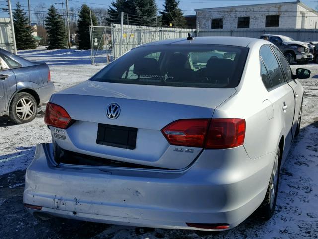 3VWDZ7AJ8BM342154 - 2011 VOLKSWAGEN JETTA SE 银色 照片 4