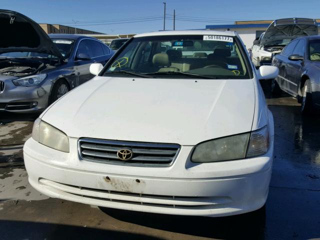 JT2BF28K410307108 - 2001 TOYOTA CAMRY LE WHITE photo 9