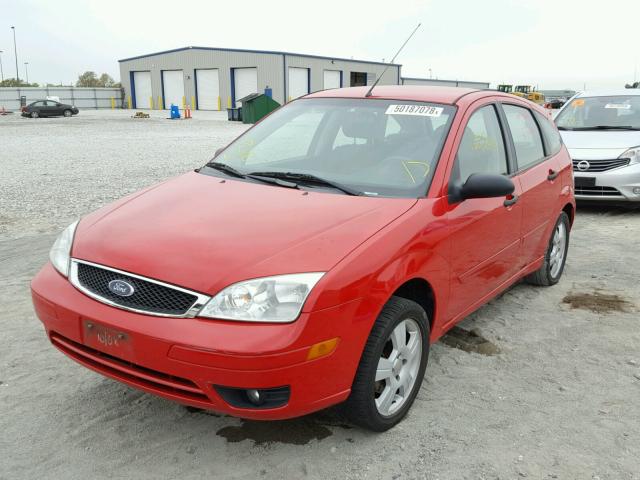 1FAHP37N77W277498 - 2007 FORD FOCUS ZX5 RED photo 2