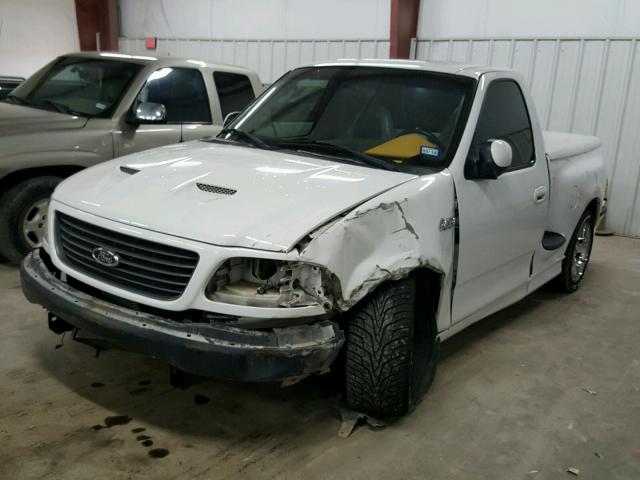 2FTZF07352CA75116 - 2002 FORD F150 SVT L WHITE photo 2