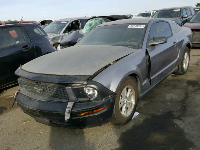 1ZVFT80N765140549 - 2006 FORD MUSTANG GRAY photo 2