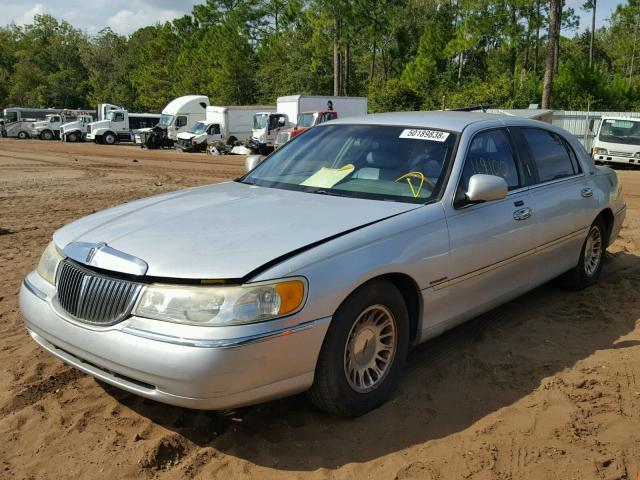 1LNHM85W12Y654573 - 2002 LINCOLN TOWN CAR C SILVER photo 2