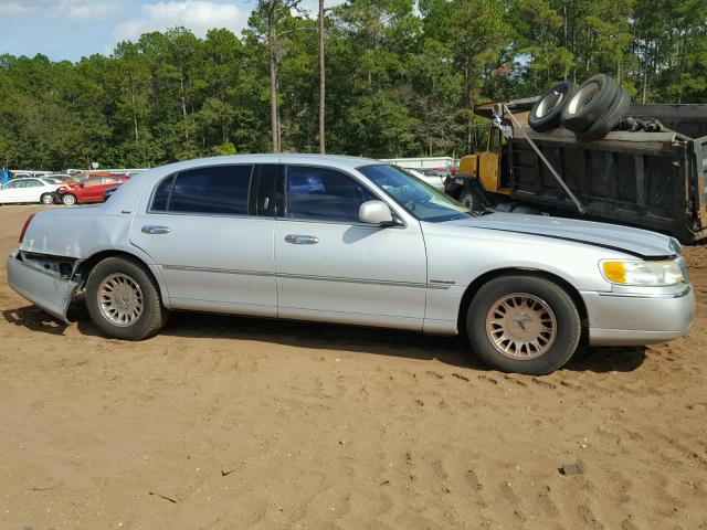 1LNHM85W12Y654573 - 2002 LINCOLN TOWN CAR C SILVER photo 9