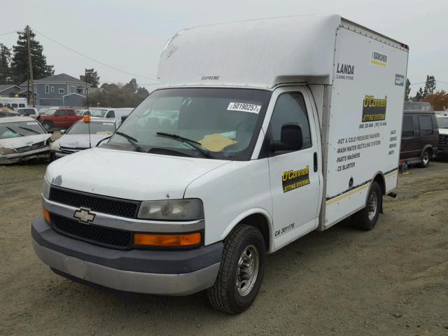 1GBHG31U441140946 - 2004 CHEVROLET EXPRESS G3 WHITE photo 2