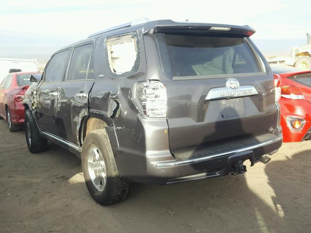 JTEBU5JR0B5075502 - 2011 TOYOTA 4RUNNER SR GRAY photo 3