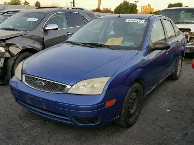 1FAFP34N65W281731 - 2005 FORD FOCUS ZX4 BLUE photo 2